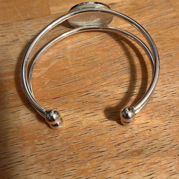 Red faceted stone cuff bracelet set in silver tone, unmarked - Picture 3 of 8